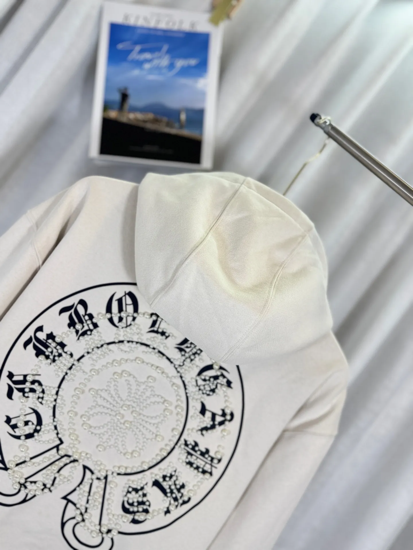 P350 top version, real shot without P, ​​different from market currency) 𝗖𝗵𝗿𝗼𝗺𝗲 𝗛𝗲𝗮𝗿𝘁𝘀/Cro Heart 2025 Compass Pearl Embroidery Autumn and Winter New Original Single Counter American Laser Burnt 3D Three-dimensional Appliqué Pearl Couple Casual Cardigan Sweatshirt 👑The highest version! Customized fabric 480g tripe terry fabric! American acid-washed and distressed original fabric, laser burning + patch embroidery, exquisite embroidery of letters! The best-selling model in the counter, very comfortable to wear. Accessories: original molded and authenticated collar label➕100% silk wash label. Genuine purchase-grade original hangtag➕matching hanging rope➕3D hanging beads➕original packaging bag. Craftsmanship: The original version has consistent wiring! The highest version of the armhole matching technique! Color: Beige Black Size: S M L XL Style No.: 25-353